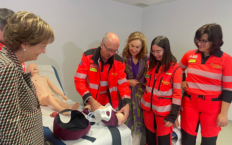 María Martín presenta el equipamiento de simulación clínica para la formación en técnicas de emergencias y obstetricia extrahospitalaria para Atención Primaria