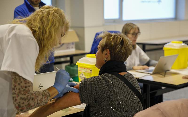 Salud registra un ligero aumento de infecciones respiratorias y mantiene la vacunación sin cita previa en el Hospital Universitario San Pedro