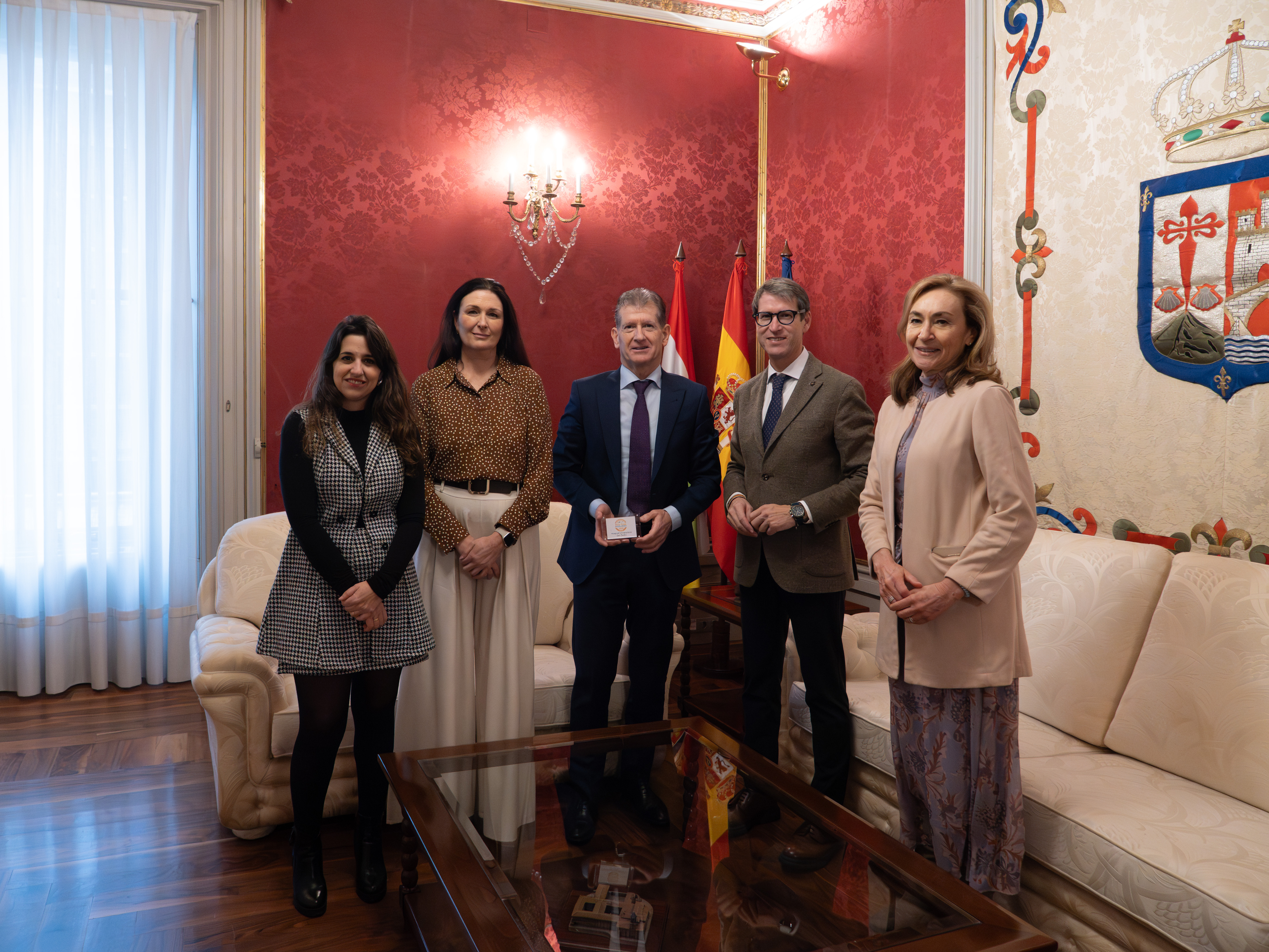 El presidente del Gobierno de La Rioja recibe a los responsables del Servicio de Neumología del SERIS tras lograr la máxima acreditación nacional de la SEPAR