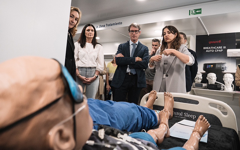 Capellán visita “Sleep on the Road”, la unidad móvil que busca concienciar a los riojanos sobre los trastornos del sueño